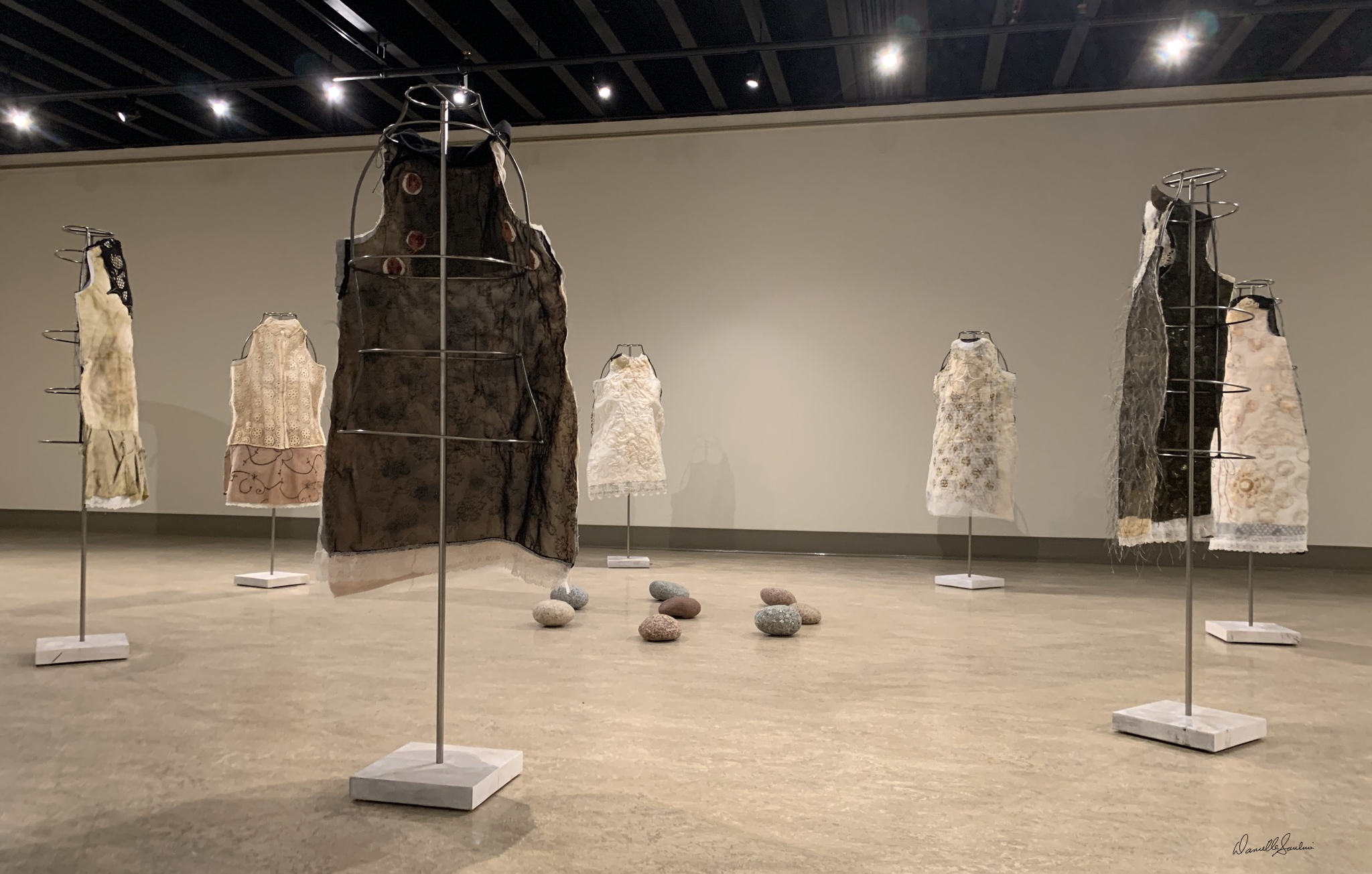 Artiste visuel Danielle Saulnier « Innocence », 2022 Installation Textile, bois et métal 135 cm × 85 cm × 55 cm